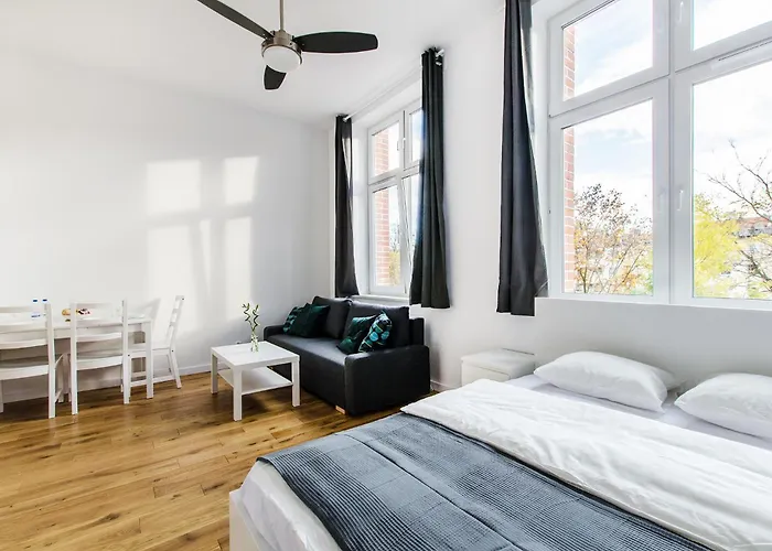Beautiful Diamond Apartment - 10 Min Walk To Market Square!